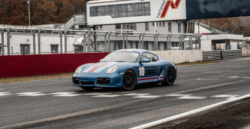 Supercar Porsche in Aktion auf der Rennstrecke in Moncalieri
