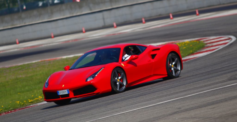 Die Frontansicht des Fahrzeugs nach dem Rennrunden buchen Ferrari 488 Mailand auf der Strecke