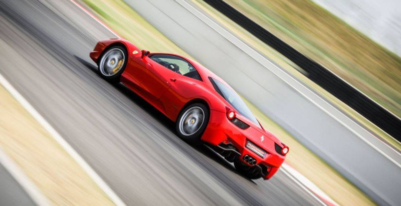 Seitenansicht einer Ferrari in Aktion auf einer Rennstrecke bei Mailand