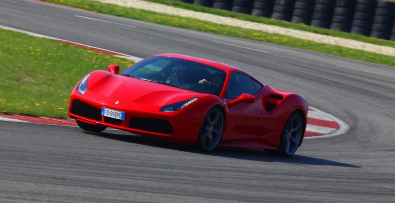 Die Frontansicht des Ferrari 488 GTB nach dem Buchen der Rennrunden auf der Strecke in Italien