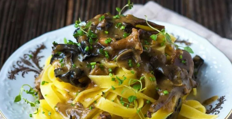 Motorschlittentour mit Abendessen in einer Berghütte in Sauris