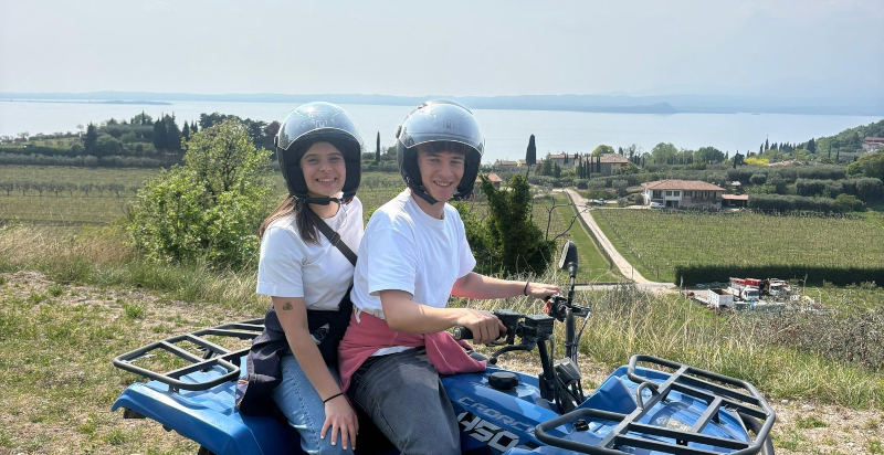 Panoramablick auf den Gardasee während der Quad-Tour durch die Hügel von Bardolino.