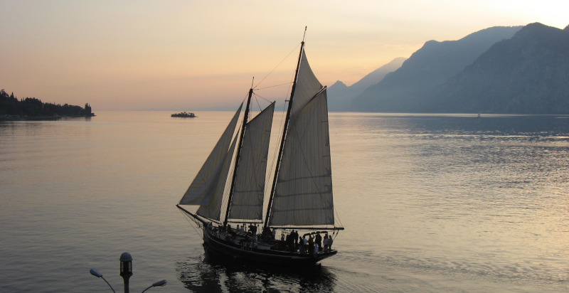 Beeindruckender Sonnenuntergang bei einem Segeltörn ab Malcesine