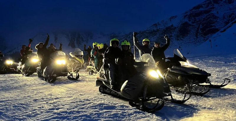 Sonnenuntergang über den verschneiten Bergen von Foppolo