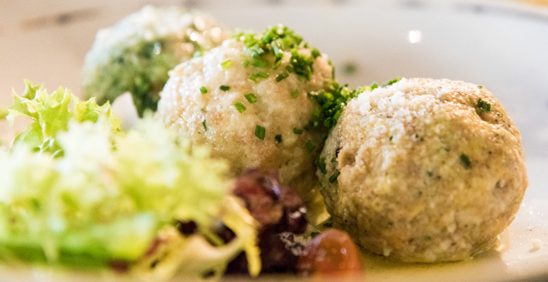 Knödel, traditionelles Gericht der Tiroler Küche