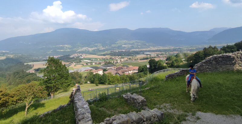 Ausflug mit dem Pferd in Cavrasto Dorf und Reiter