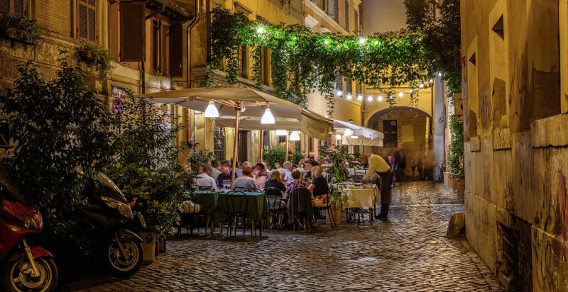 Charakteristische Gassen im Zentrum von Rom im Viertel Trastevere