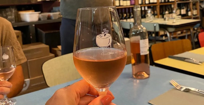 Ein Glas Wein aus der Provence, serviert mit lokalen Gerichten