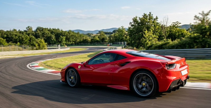 Cockpit und Lenkrad des Ferrari 488 GTB in Moncalieri