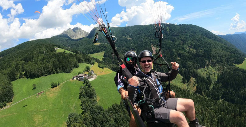 Tandem-Paragliding mit Abflug vom Hirzer: Abenteuer und Freiheit am Himmel