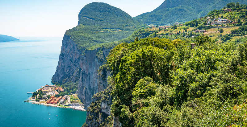 Hubschrauberflug über den Gardasee und die umliegenden Berge