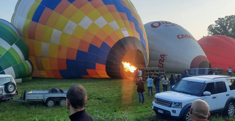 Romantische Ballonfahrt über dem Gardasee bei Sonnenaufgang