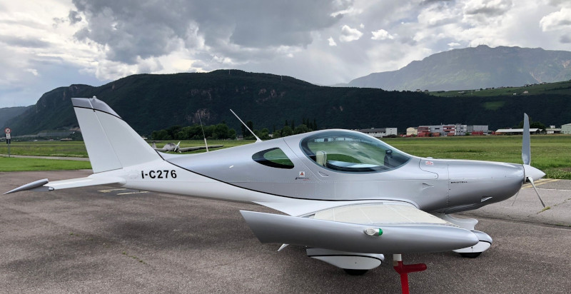 Panoramaflug mit dem Ultraleichtflugzeug über die Dolomiten