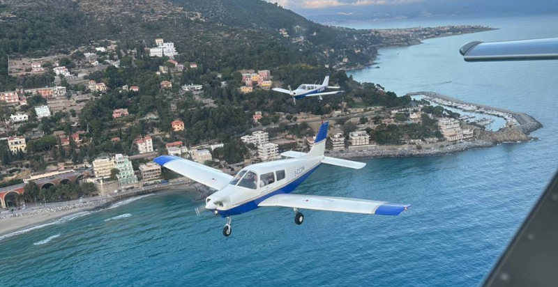 Der spektakuläre Blick aus der Luft auf die ligurische Küste während eines Fluges