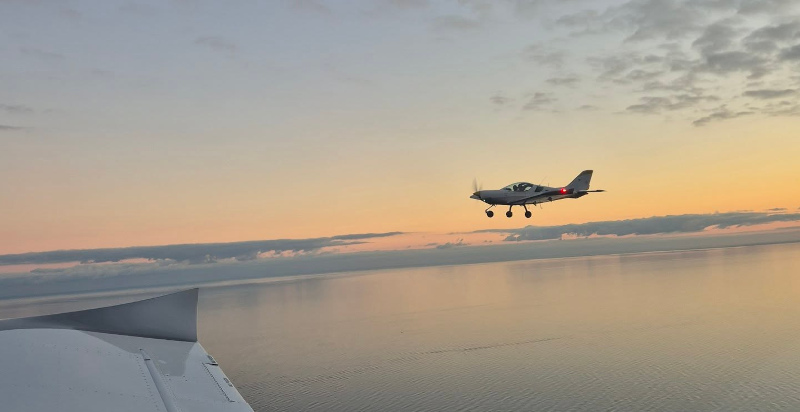 Ein eindrucksvoller Panoramaflug über die ligurische Küste mit den warmen Farben des Sonnenuntergangs