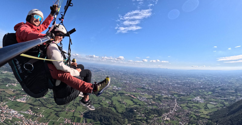 Gleitschirmfliegen in Borso del Grappa mit Panoramablick auf die venezianische Ebene.