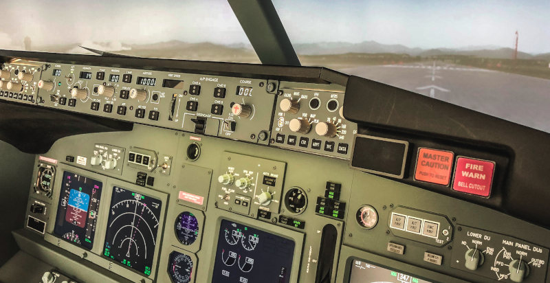Simuliere einen Boeing-Flug im Flugsimulator in Mailand