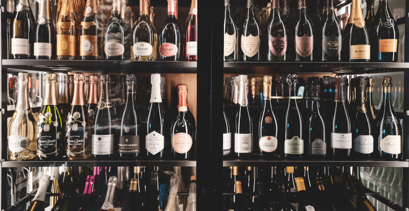 Verkostung erlesener Weine im Weinkeller des Nives Boutique HotelsS