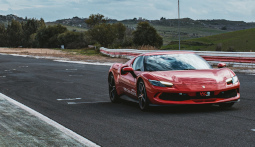ferrari 296 gtb auf der rennstrecke fahren